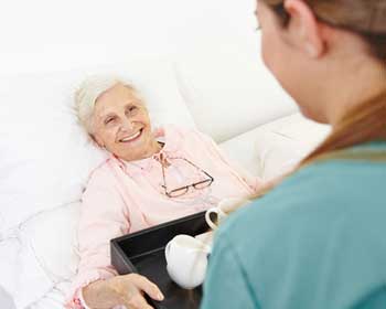 Náš personál poskytuje starostlivosť o seniorov s ľudským a prívetivým prístupom.